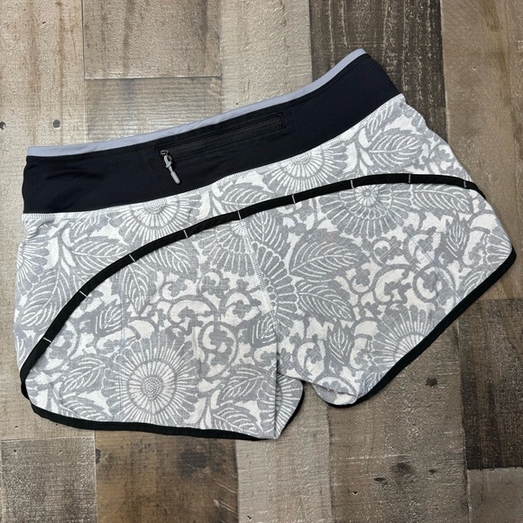 Lululemon Run Ultra Short ll Beachy Floral White Fossil/Black size 4 - Picture 5 of 14